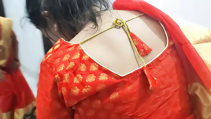 Bhabi Châu Á Nóng Bỏng Với Bộ Ngực To Trong Saree Trở Nên Tinh Nghịch