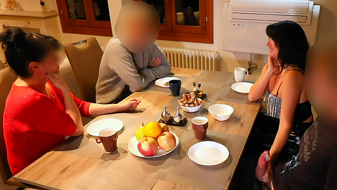 Tysk Pige Afslører Store Bryster Og Offentlig Oralsex I Restauranten