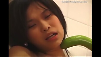 Thai Tenåring Emma Cucumber Gir En Solo-Orgasme