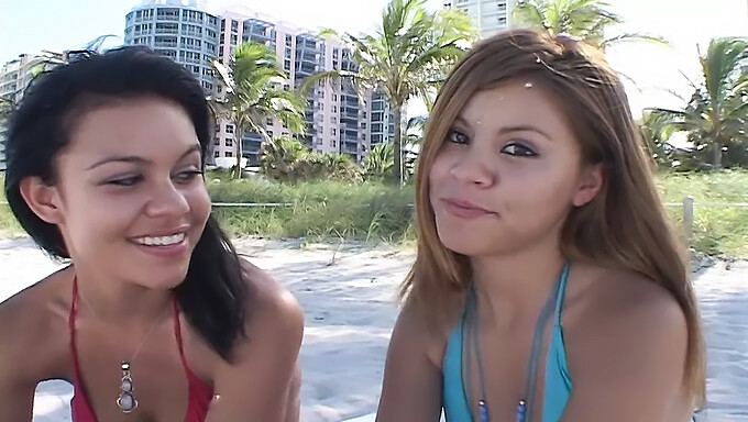 Twee Jonge Meiden Pijpen Me Op Het Strand In Miami