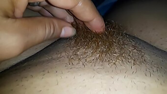 Mostrando Los Vídeos Íntimos Que Me Envió Una Rubia Bomba