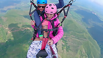 Coño Mojado Eyaculando En Una Aventura De Parapente