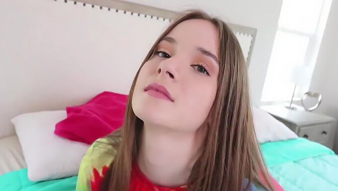 Kijk Hoe Deze Schattige Brunette Stiefvader Haar Grote Lul Aftrekt