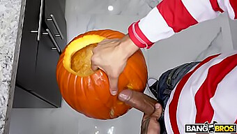 Bruno Ger En Halloween-Godbit Till Evelyn Stone I Denna 18+ Porrvideo