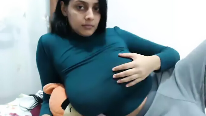 Una India De Grandes Tetas Se Entrega A Sí Misma En La Webcam. ¡no Te Pierdas Esta Escena Caliente!