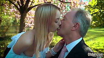 Blonder Teen Schluckt Cumshot Nach Hardcore Fick